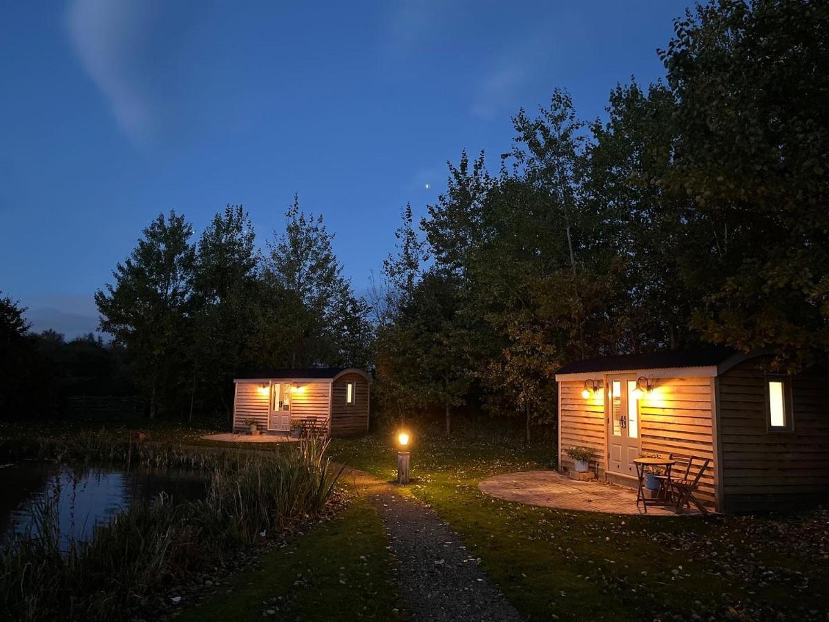 Luxury Shepherds Hut - The Sweet Pea By The Lake York Exterior photo
