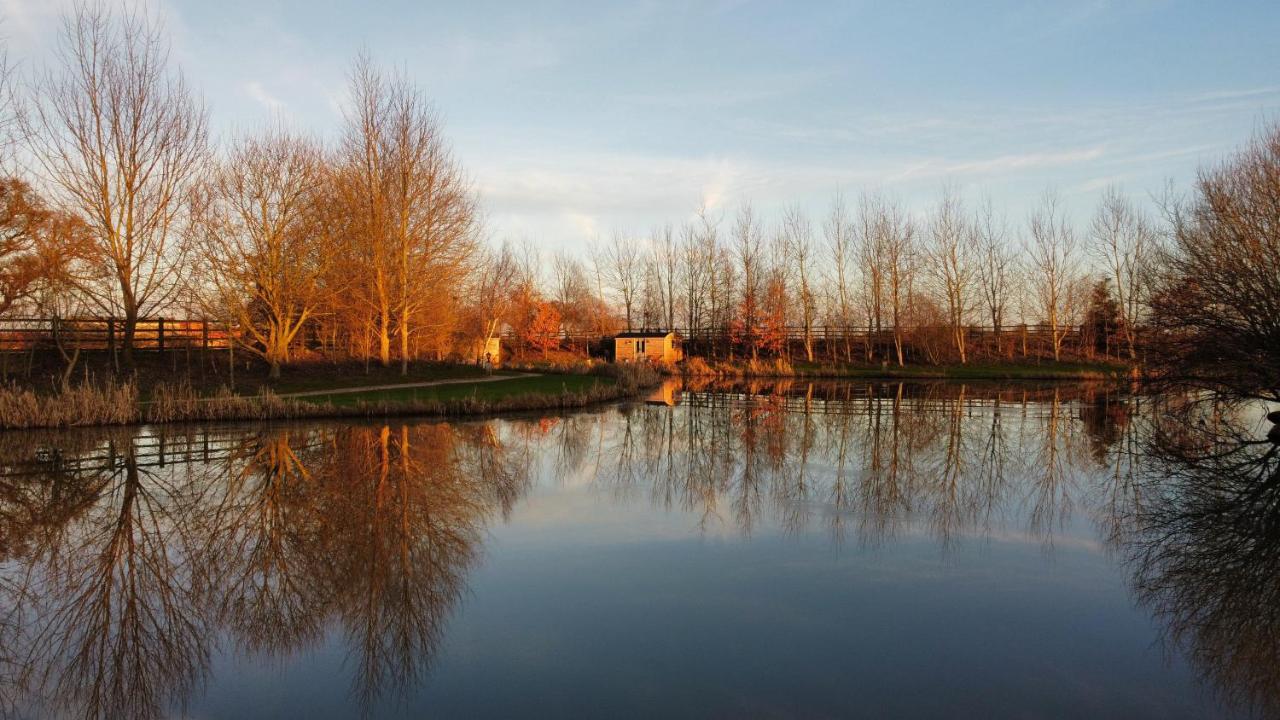 Luxury Shepherds Hut - The Sweet Pea By The Lake York Exterior photo